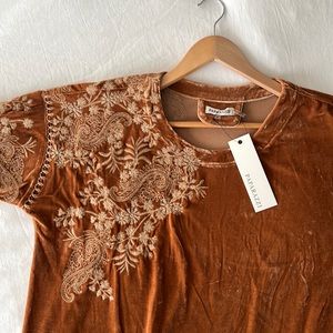 Embroidered velvety top!